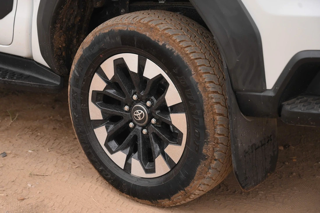 Chi tiết Toyota Hilux 2026 ra mắt Việt Nam: Giá từ 632 triệu, nội thất gợi nhớ Prado, có ADAS - Ảnh 5.