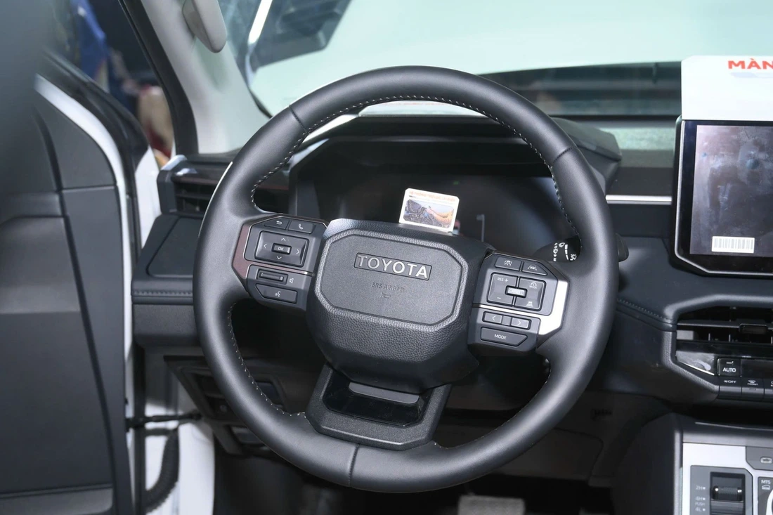 Chi tiết Toyota Hilux 2026 ra mắt Việt Nam: Giá từ 632 triệu, nội thất gợi nhớ Prado, có ADAS - Ảnh 8.