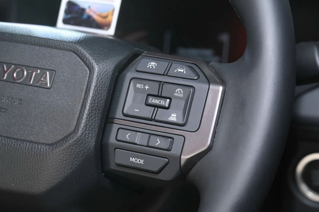 Chi tiết Toyota Hilux 2026 ra mắt Việt Nam: Giá từ 632 triệu, nội thất gợi nhớ Prado, có ADAS - Ảnh 9.