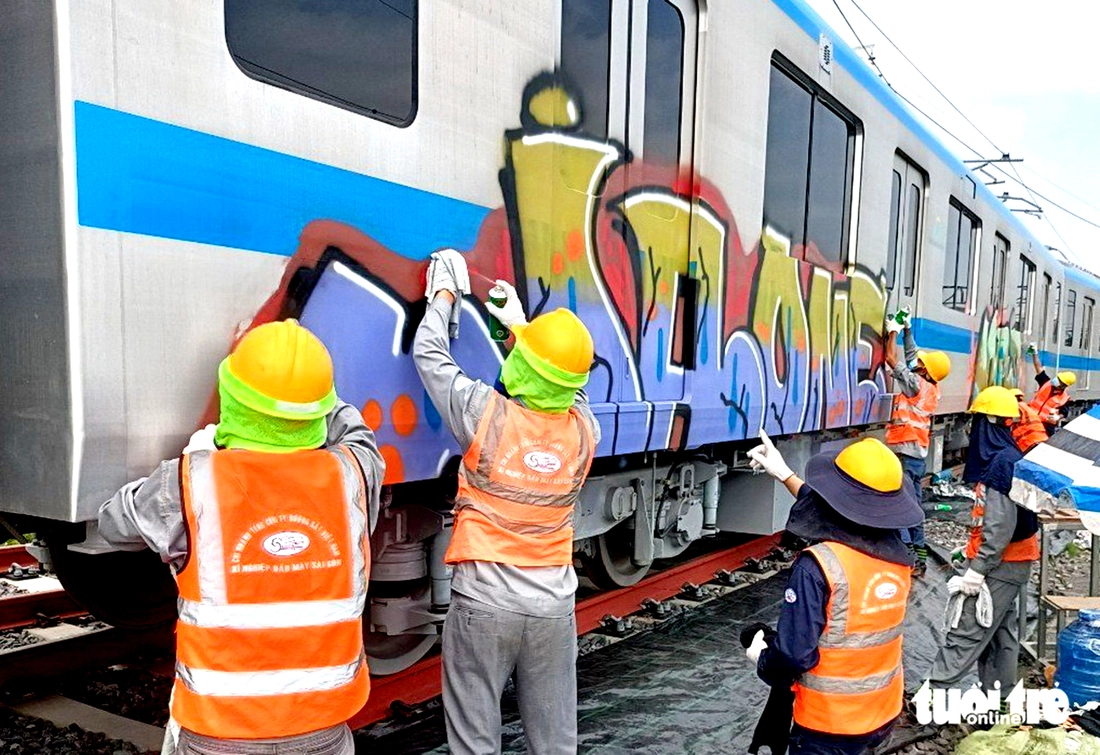 Cầu Mống lại tiếp tục bị vẽ bậy, bạn đọc bức xúc đề nghị truy tìm, phạt nặng người vi phạm - Ảnh 1.