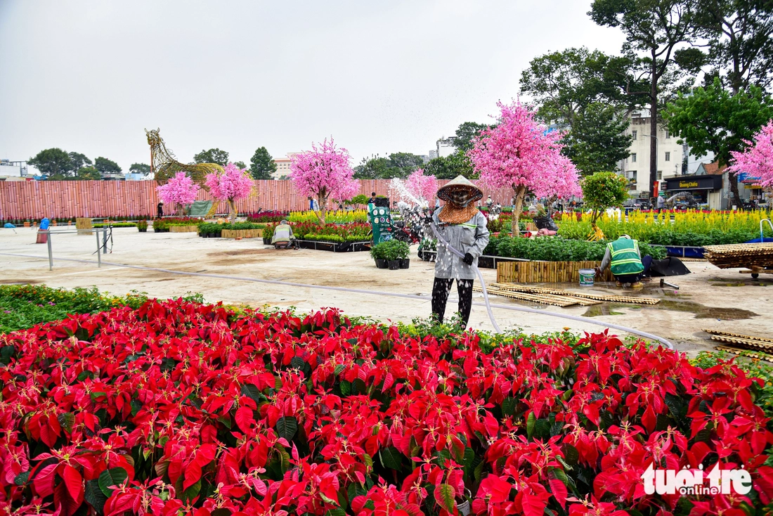 Thêm nhiều khu đất vàng ở TP.HCM 'thay áo mới', dần thành công viên, vườn hoa đón Tết - Ảnh 2.