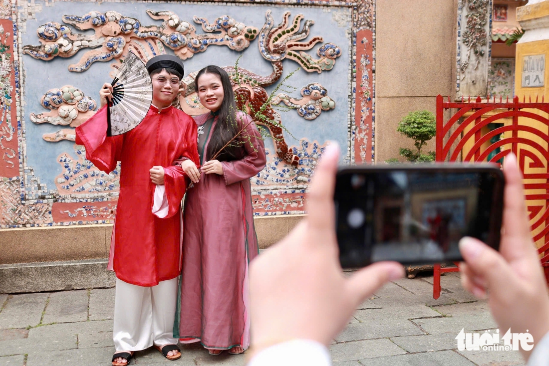 Áo dài thướt tha xuống phố đón xuân sớm tại TP.HCM - Ảnh 2.