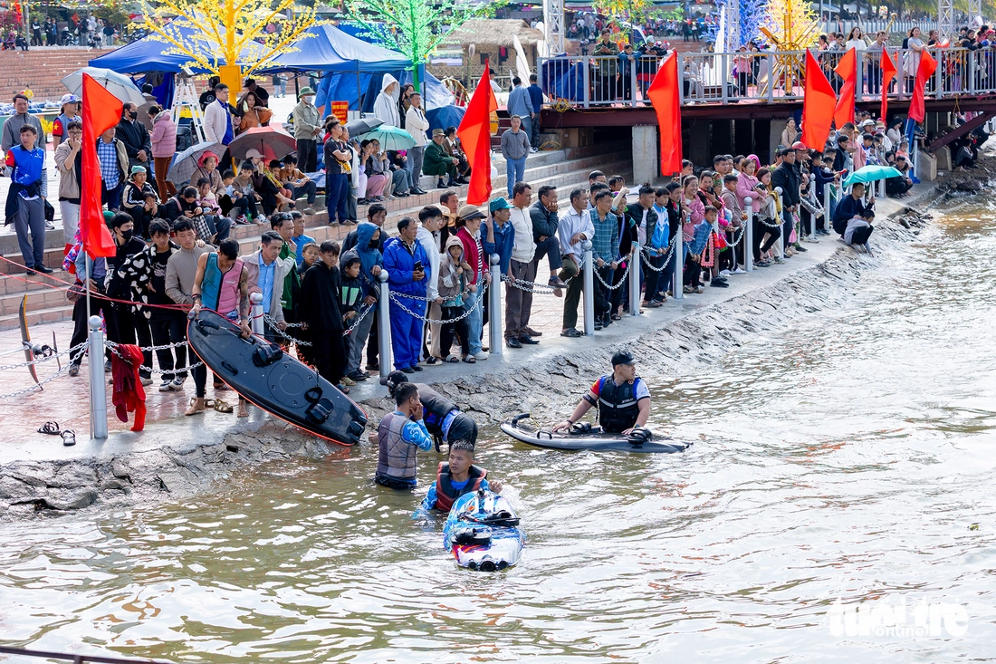 Mãn nhãn với màn trình diễn ván phản lực kéo Quốc kỳ trên sông Đà - Ảnh 4.