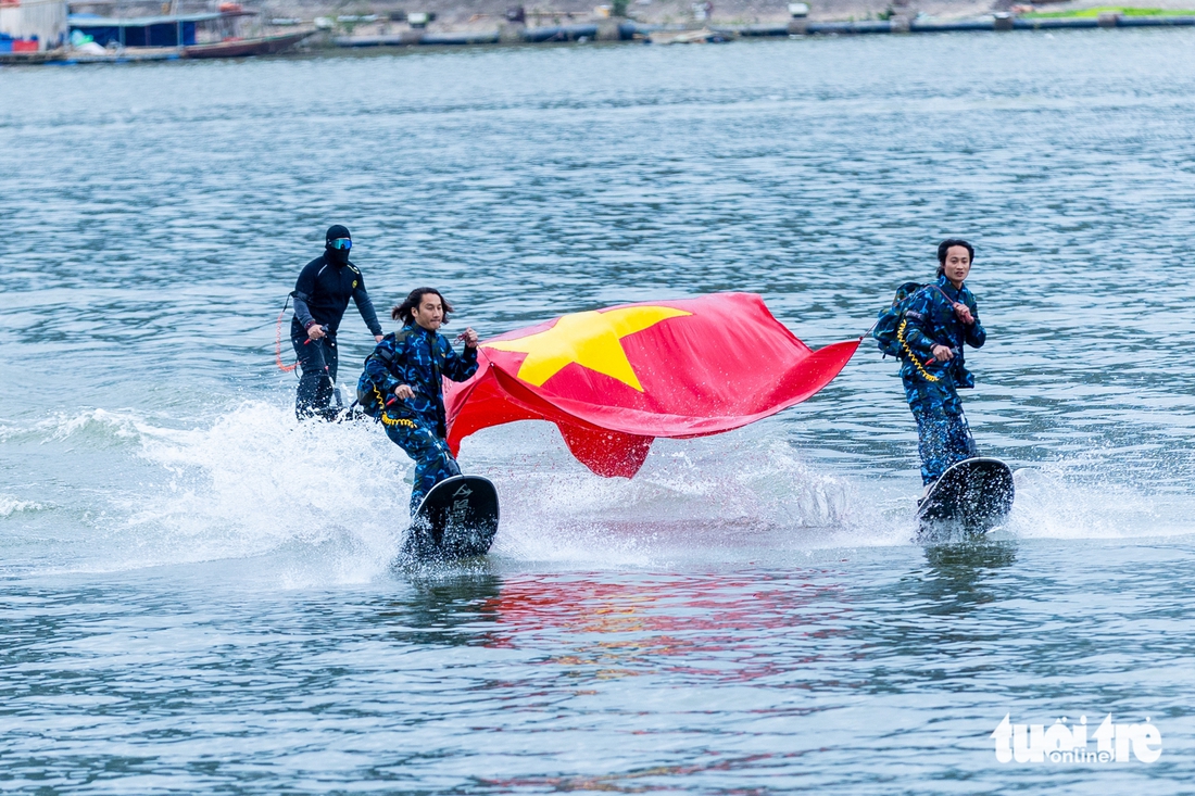 Mãn nhãn với màn trình diễn ván phản lực kéo Quốc kỳ trên sông Đà - Ảnh 5.