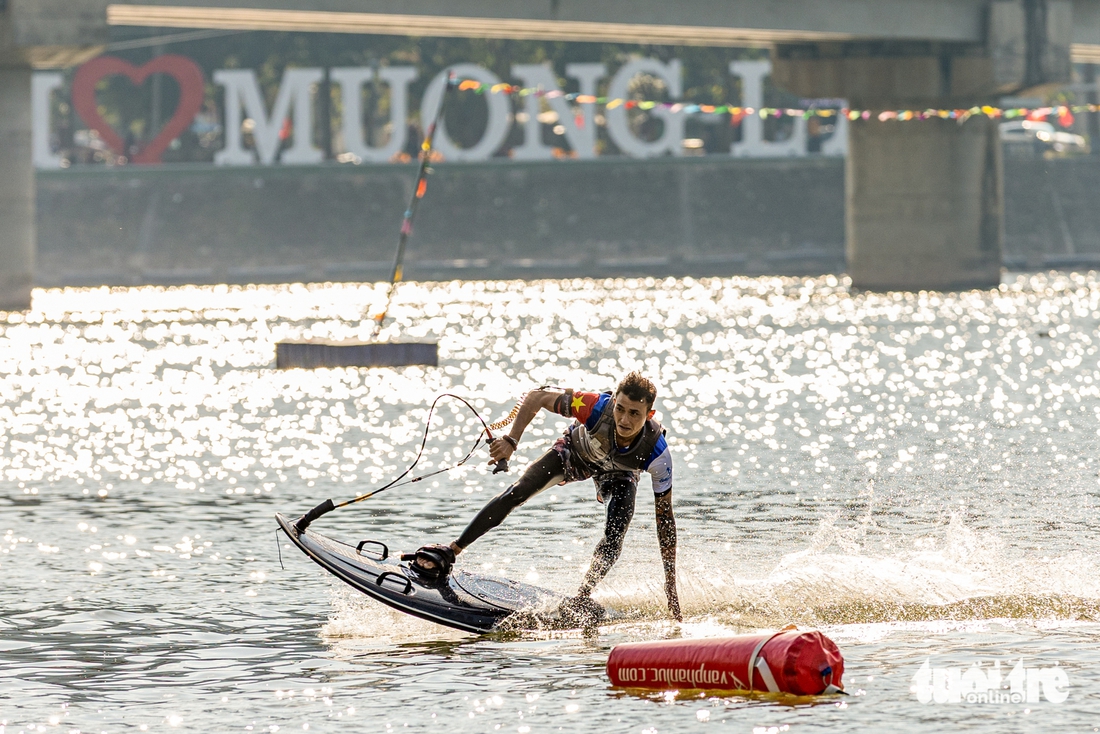 Mãn nhãn với màn trình diễn ván phản lực kéo Quốc kỳ trên sông Đà - Ảnh 8.