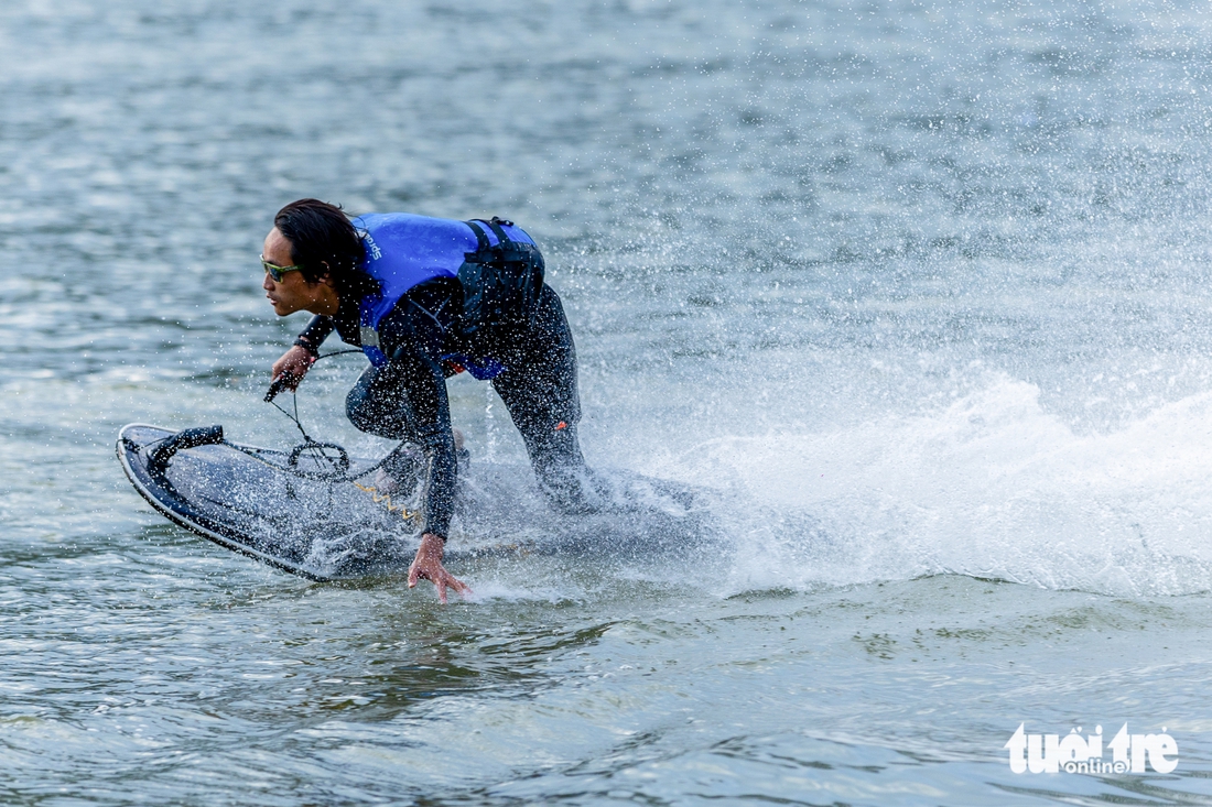 Mãn nhãn với màn trình diễn ván phản lực kéo Quốc kỳ trên sông Đà - Ảnh 9.