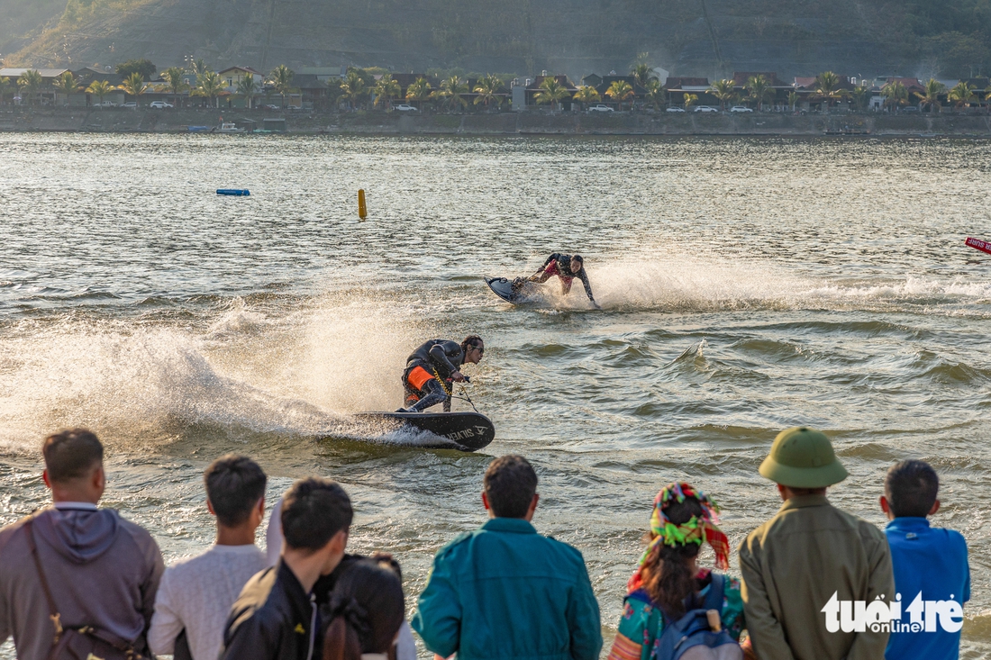 Mãn nhãn với màn trình diễn ván phản lực kéo Quốc kỳ trên sông Đà - Ảnh 10.