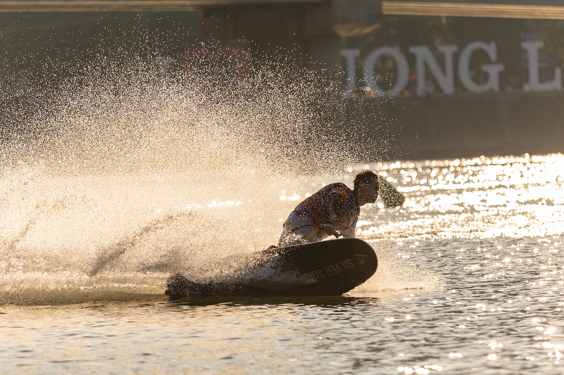 Mãn nhãn với màn trình diễn ván phản lực kéo Quốc kỳ trên sông Đà - Ảnh 7.