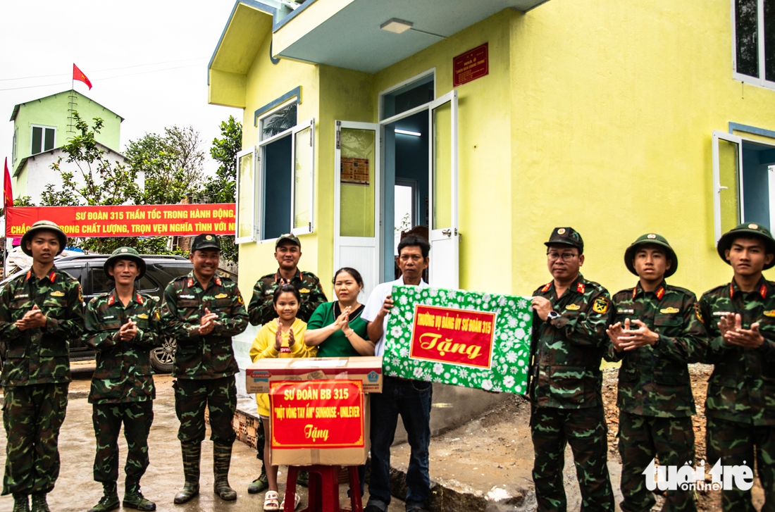 Chiến dịch Quang Trung mang niềm vui trong những ngôi nhà mới đầu năm - Ảnh 9. vùng lũ - Ảnh 10.