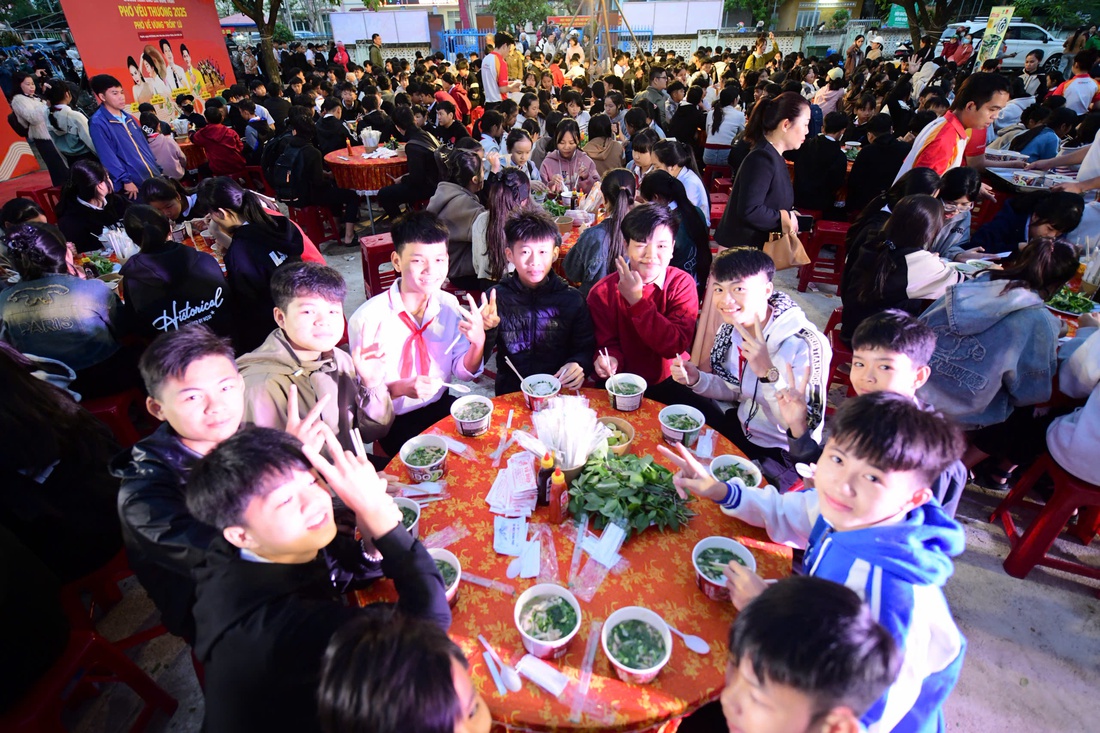 Đỏ lửa trong sớm rét mướt, phở nóng sẵn sàng cho trẻ em Hòa Thịnh - Ảnh 2.