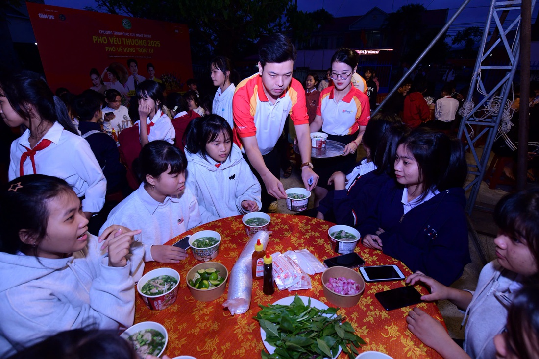 Đỏ lửa trong sớm rét mướt, phở nóng sẵn sàng cho trẻ em Hòa Thịnh - Ảnh 3.