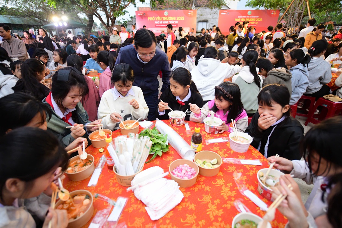 Đỏ lửa trong sớm rét mướt, phở nóng sẵn sàng cho trẻ em Hòa Thịnh - Ảnh 4.