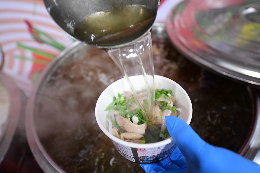 Đỏ lửa trong sớm rét mướt, phở nóng sẵn sàng cho trẻ em Hòa Thịnh - Ảnh 6.