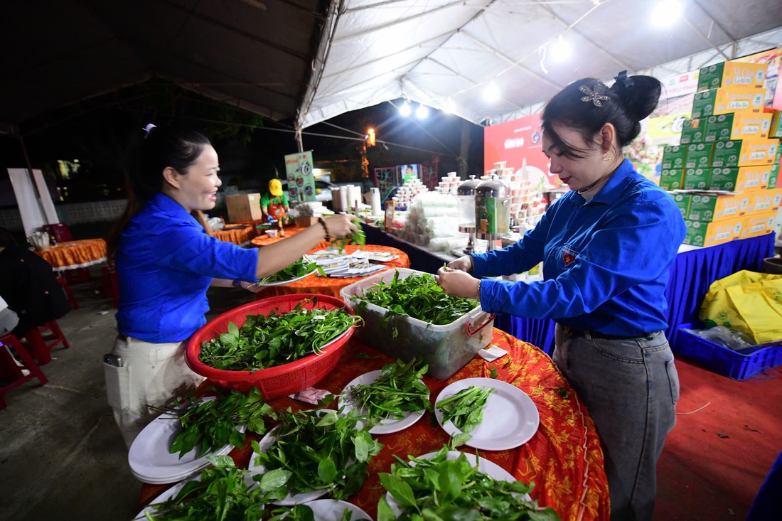 Đỏ lửa trong sớm rét mướt, phở nóng sẵn sàng cho trẻ em Hòa Thịnh - Ảnh 11.