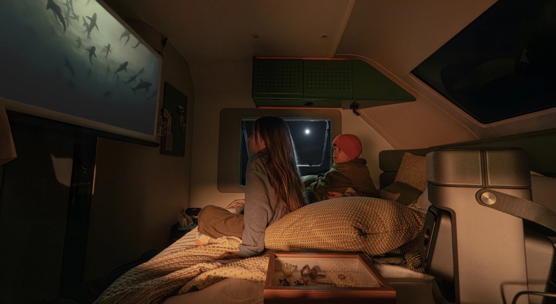 Nhà di động như biệt thự, tự phát điện, tự đỗ, sạc cho xe khác - Ảnh 13.