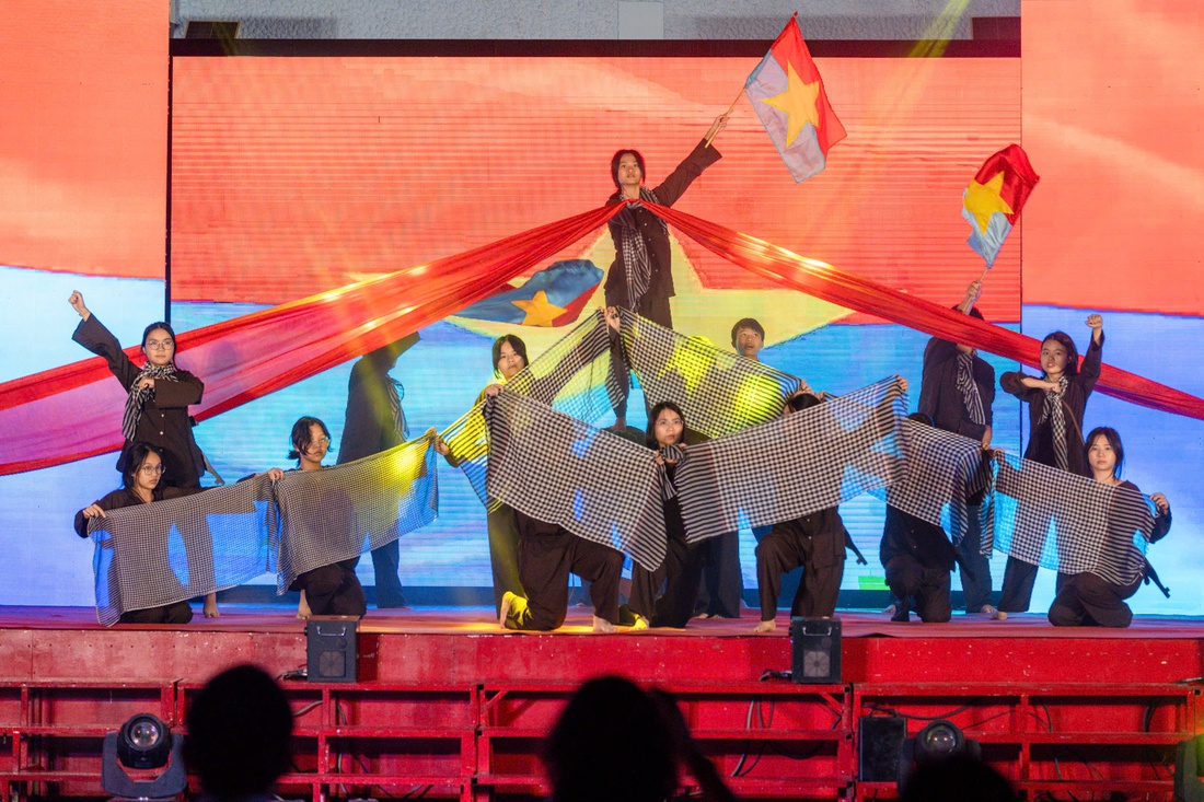 Ngọn lửa không tắt trong đêm 9-1 ở Trường THCS Trần Văn Ơn - Ảnh 2.