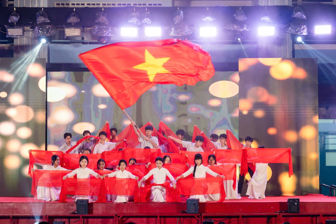 Ngọn lửa không tắt trong đêm 9-1 ở Trường THCS Trần Văn Ơn - Ảnh 6.