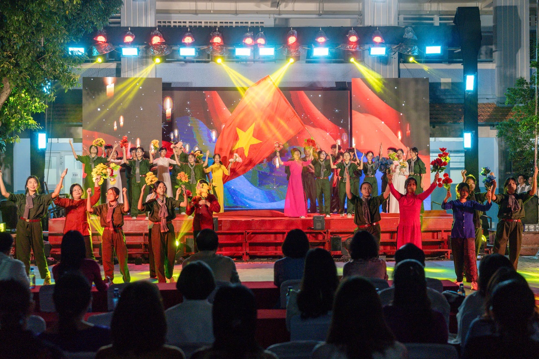 Ngọn lửa không tắt trong đêm 9-1 ở Trường THCS Trần Văn Ơn - Ảnh 7.