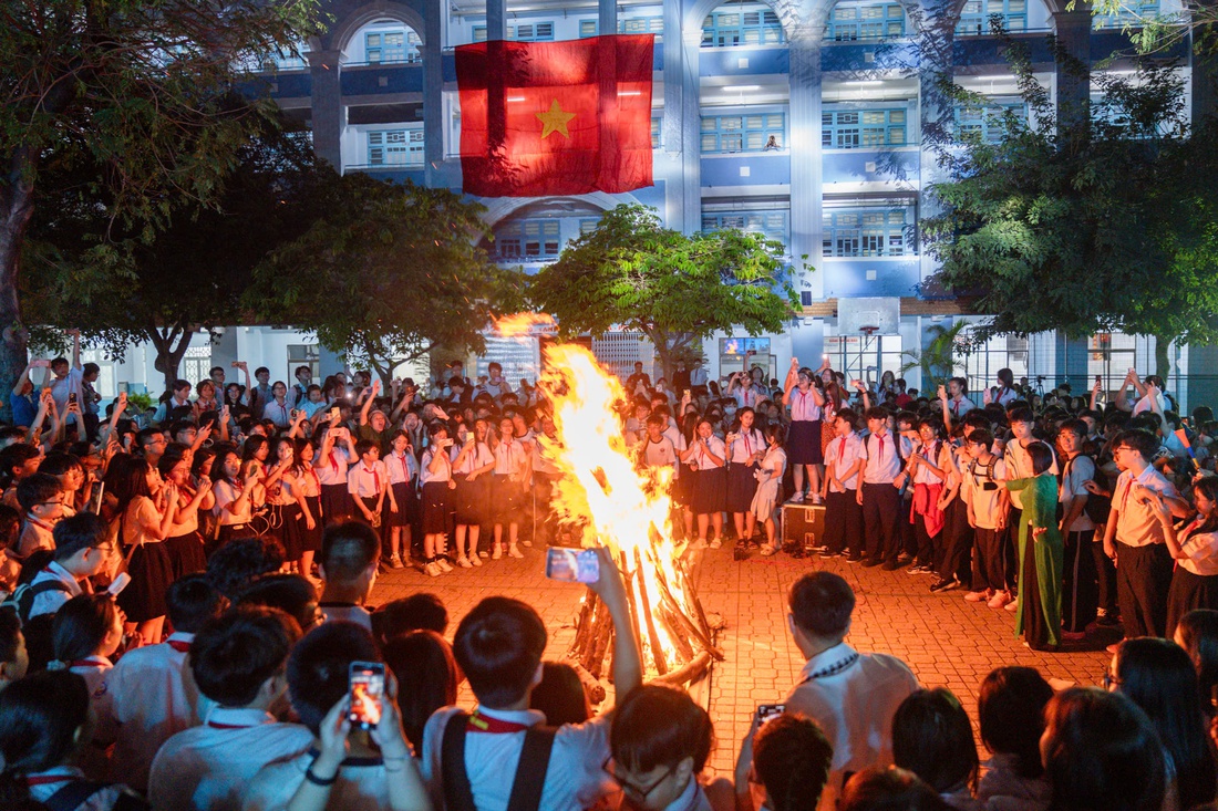 Ngọn lửa không tắt trong đêm 9-1 ở Trường THCS Trần Văn Ơn - Ảnh 8.