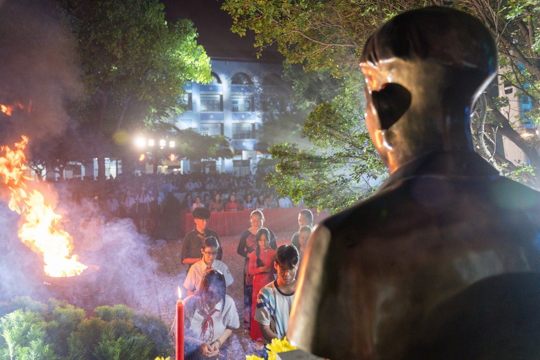 Ngọn lửa không tắt trong đêm 9-1 ở Trường THCS Trần Văn Ơn - Ảnh 4.