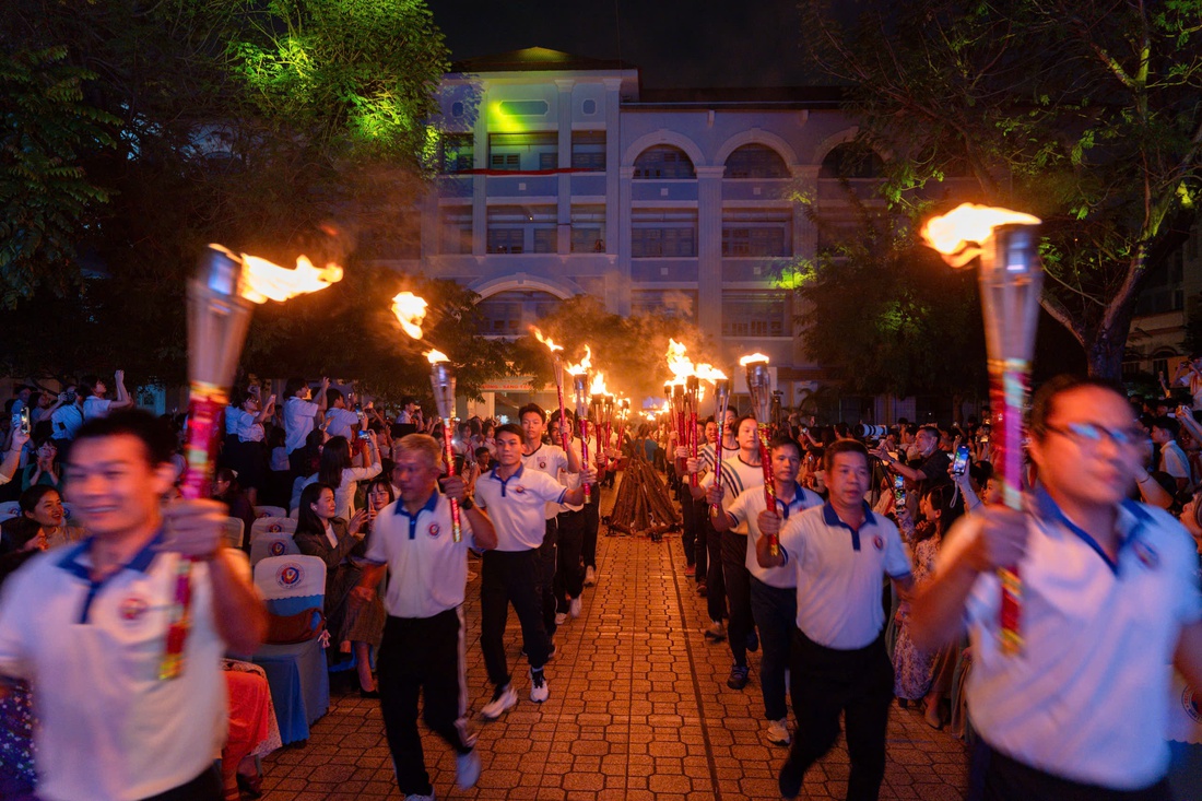 Ngọn lửa không tắt trong đêm 9-1 ở Trường THCS Trần Văn Ơn - Ảnh 5.