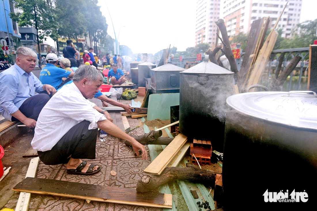 Đỏ lửa bên kênh Nhiêu Lộc nấu 2.000 bánh chưng, bánh tét tặng người khó khăn - Ảnh 5.