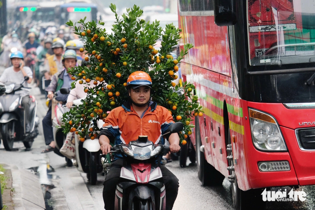 Người dân về quê chiều 24 Tết: Nút giao An Phú thoáng nhờ có hầm chui, quanh sân bay ùn ứ - Ảnh 9.
