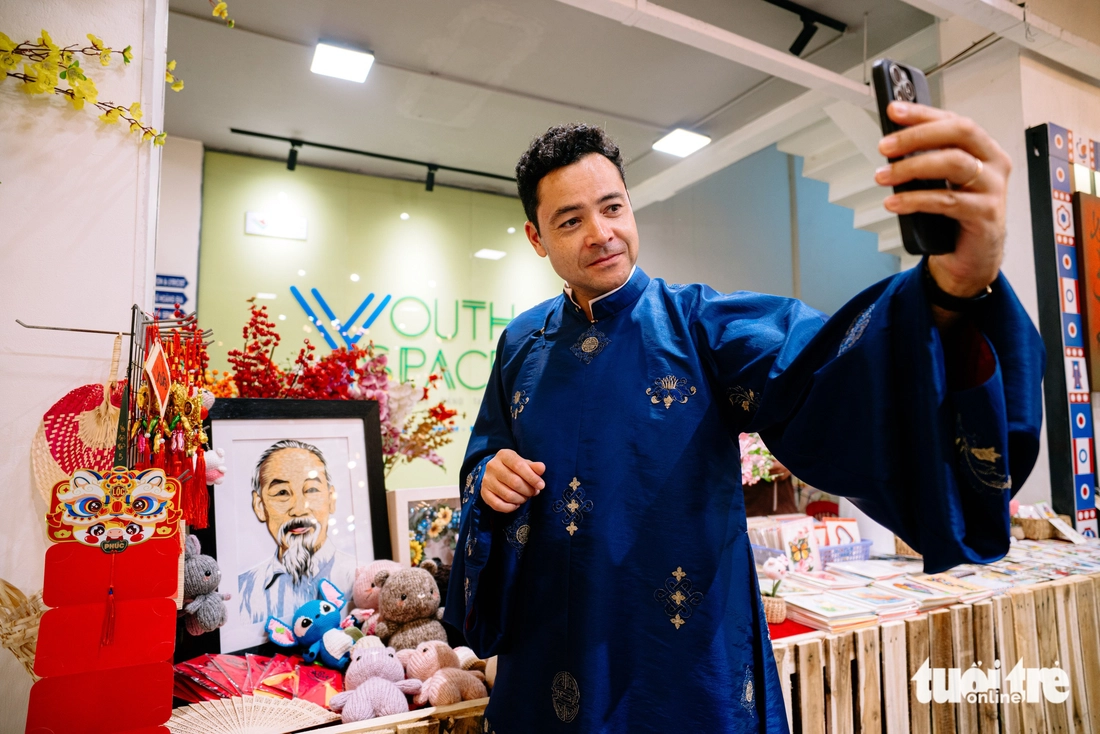 Tết Việt đầu tiên 'chạm' vào cảm xúc của Tổng lãnh sự Pháp tại TP.HCM - Ảnh 6.