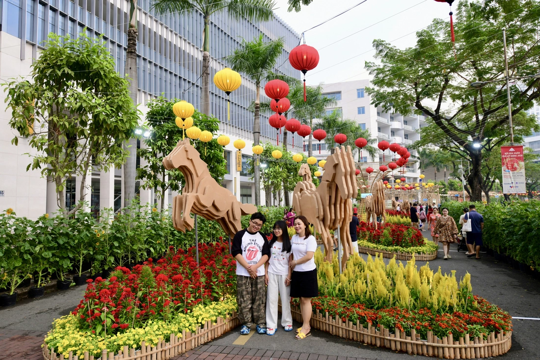 Ngựa cao 4,5m đã xuất hiện tại hội hoa xuân Phú Mỹ Hưng - Ảnh 10.