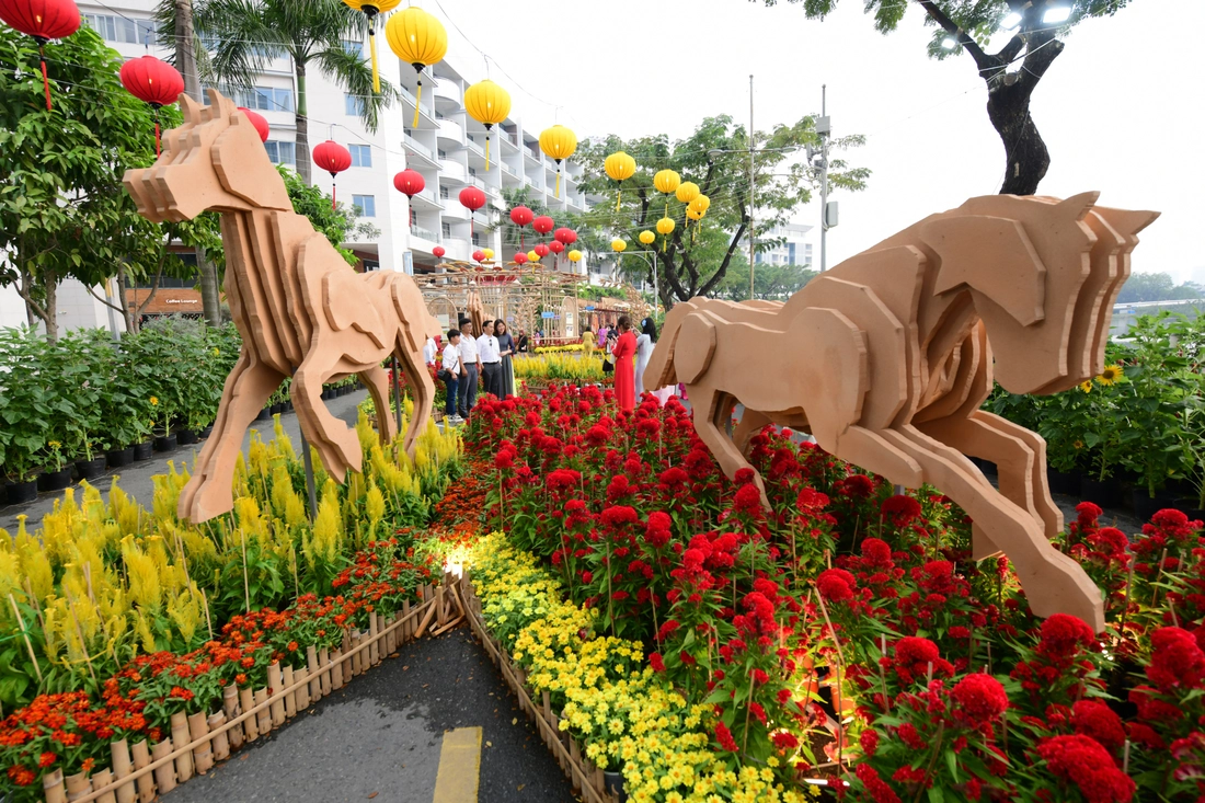 Ngựa cao 4,5m đã xuất hiện tại hội hoa xuân Phú Mỹ Hưng - Ảnh 14.