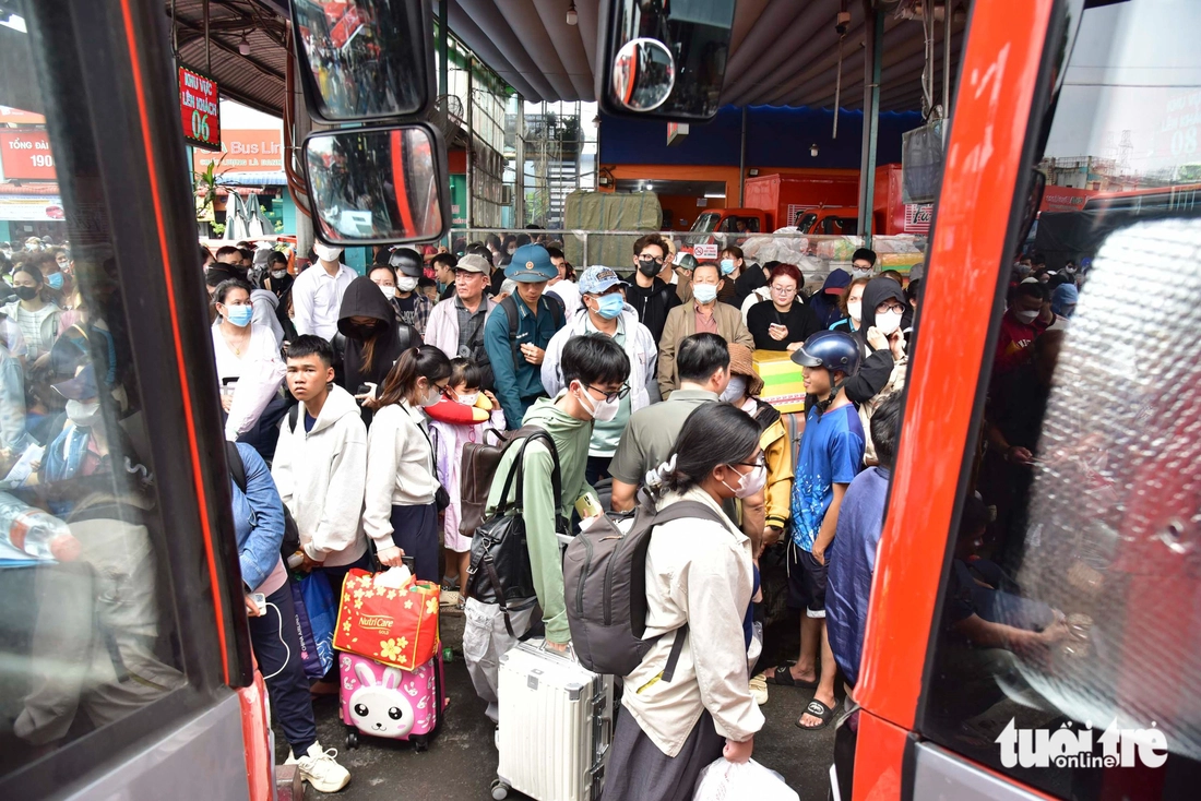 Bến xe Miền Tây đông nghịt người chiều 25 Tết, ai cũng ngóng trông được về nhà - Ảnh 4.