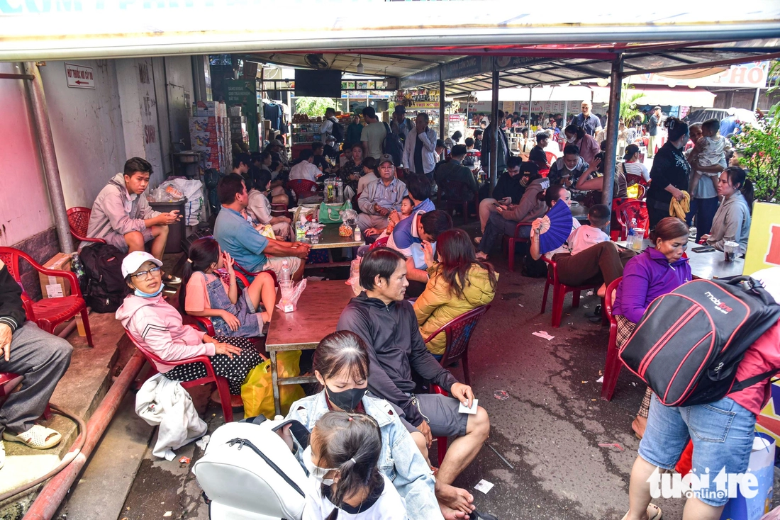 Bến xe Miền Tây đông nghịt người chiều 25 Tết, ai cũng ngóng trông được về nhà - Ảnh 8.