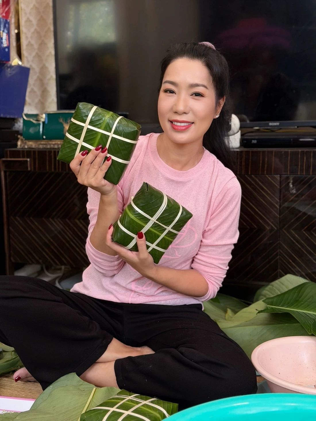 Mỹ Tâm, Thanh Thủy cùng nhiều người nổi tiếng gói bánh, làm từ thiện dịp Tết - Ảnh 9. Mỹ Tâm - Ảnh 9.