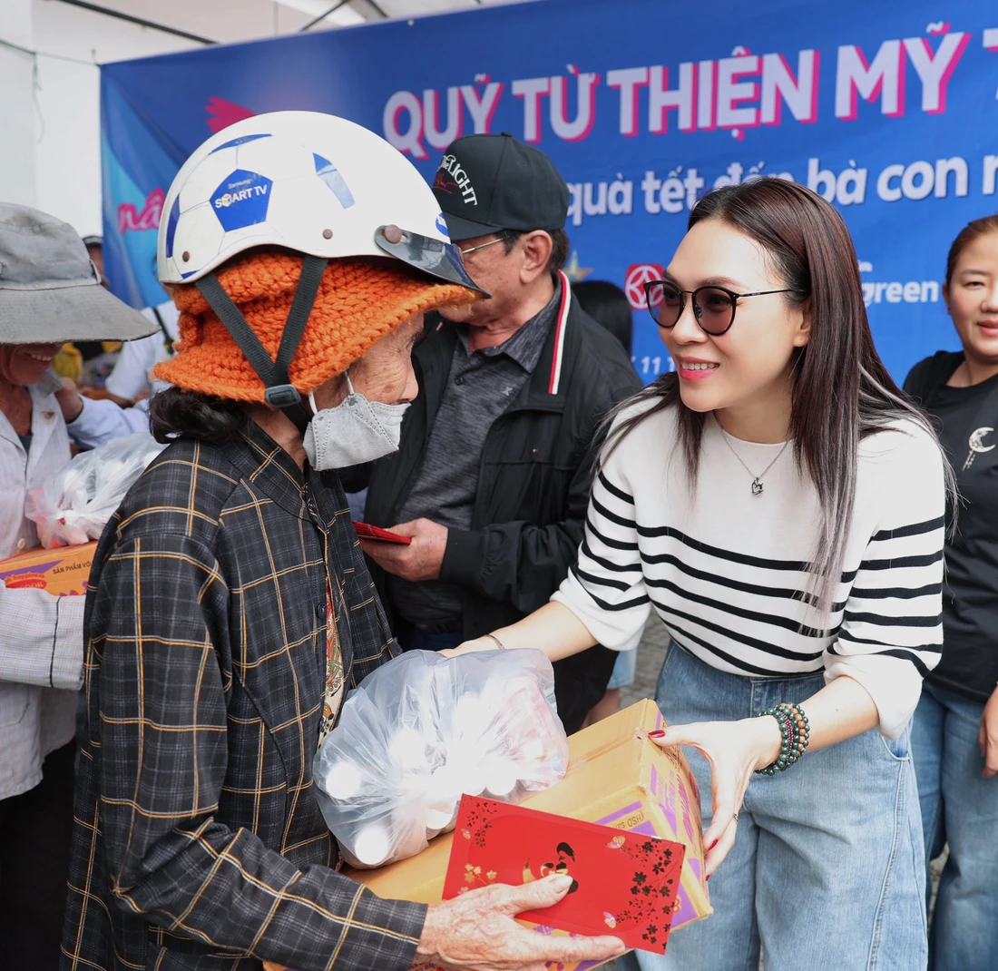 Mỹ Tâm, Thanh Thủy cùng nhiều người nổi tiếng gói bánh, làm từ thiện dịp Tết - Ảnh 3. Mỹ Tâm - Ảnh 3.