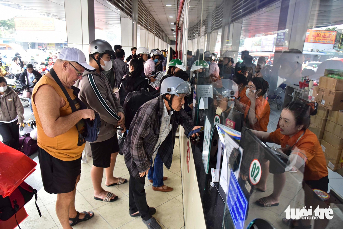 Tay xách nách mang rời TP.HCM về miền Tây ăn Tết - Ảnh 2.