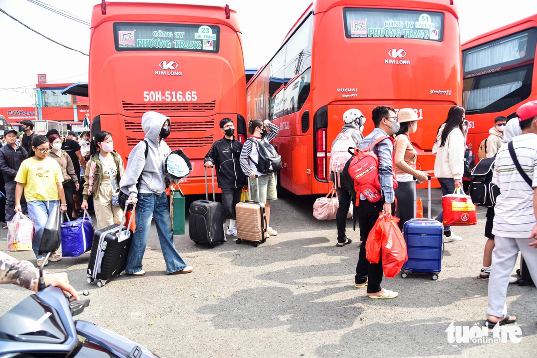 Tay xách nách mang rời TP.HCM về miền Tây ăn Tết - Ảnh 7.