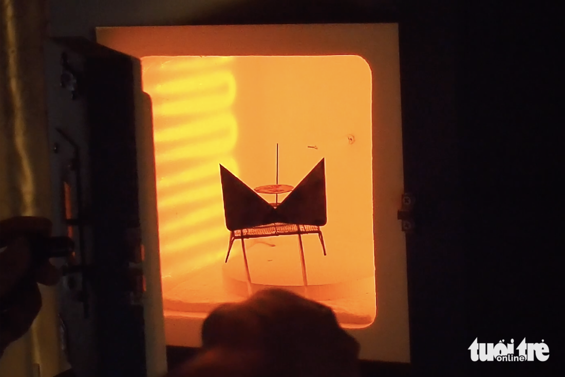 Thợ thủ công làm đồng hồ với tranh pháp lam hình ngựa đón Tết Bính Ngọ - Ảnh 3.