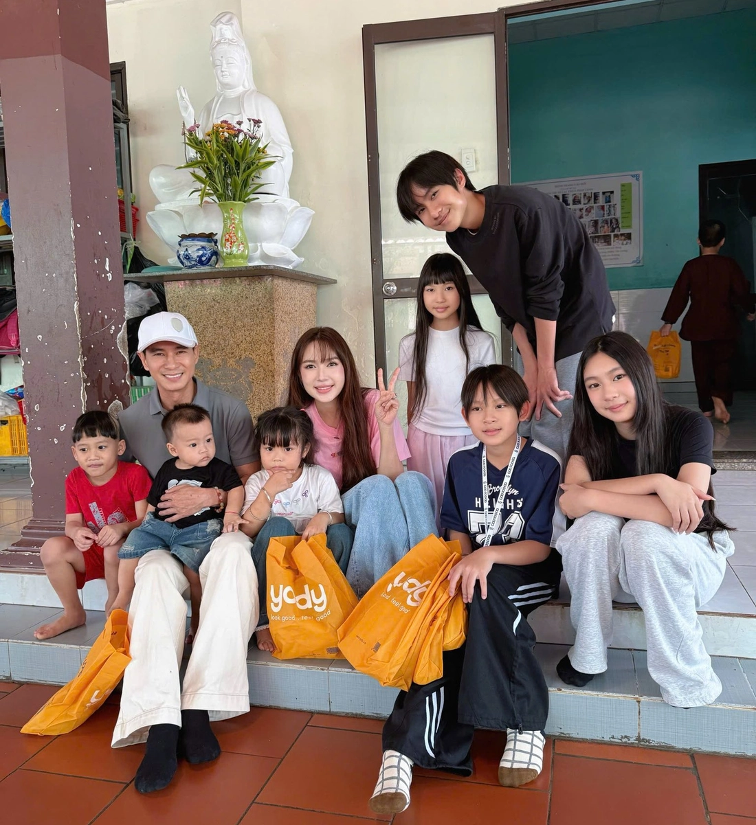 Mỹ Tâm, Thanh Thủy cùng nhiều người nổi tiếng gói bánh, làm từ thiện dịp Tết - Ảnh 16. Mỹ Tâm - Ảnh 16.