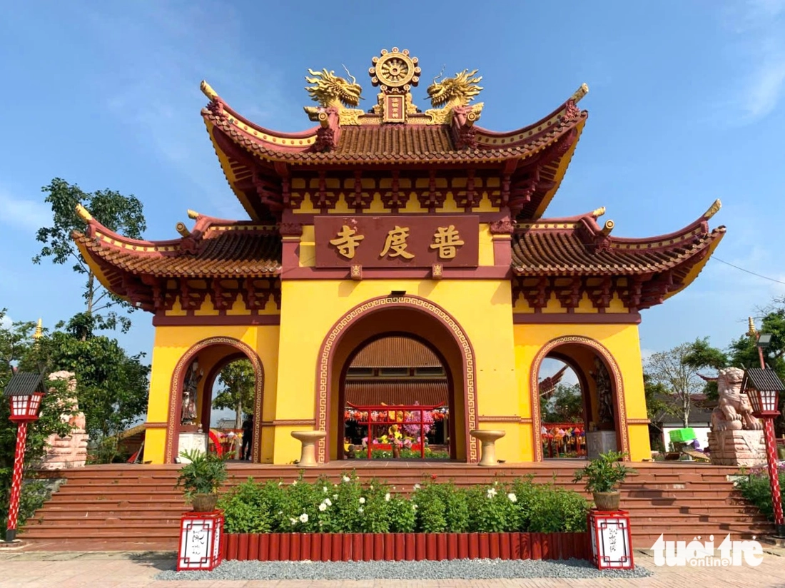 Ngắm linh vật ngựa vàng tung cánh trong ngôi chùa nổi tiếng ở Hà Tĩnh - Ảnh 1.