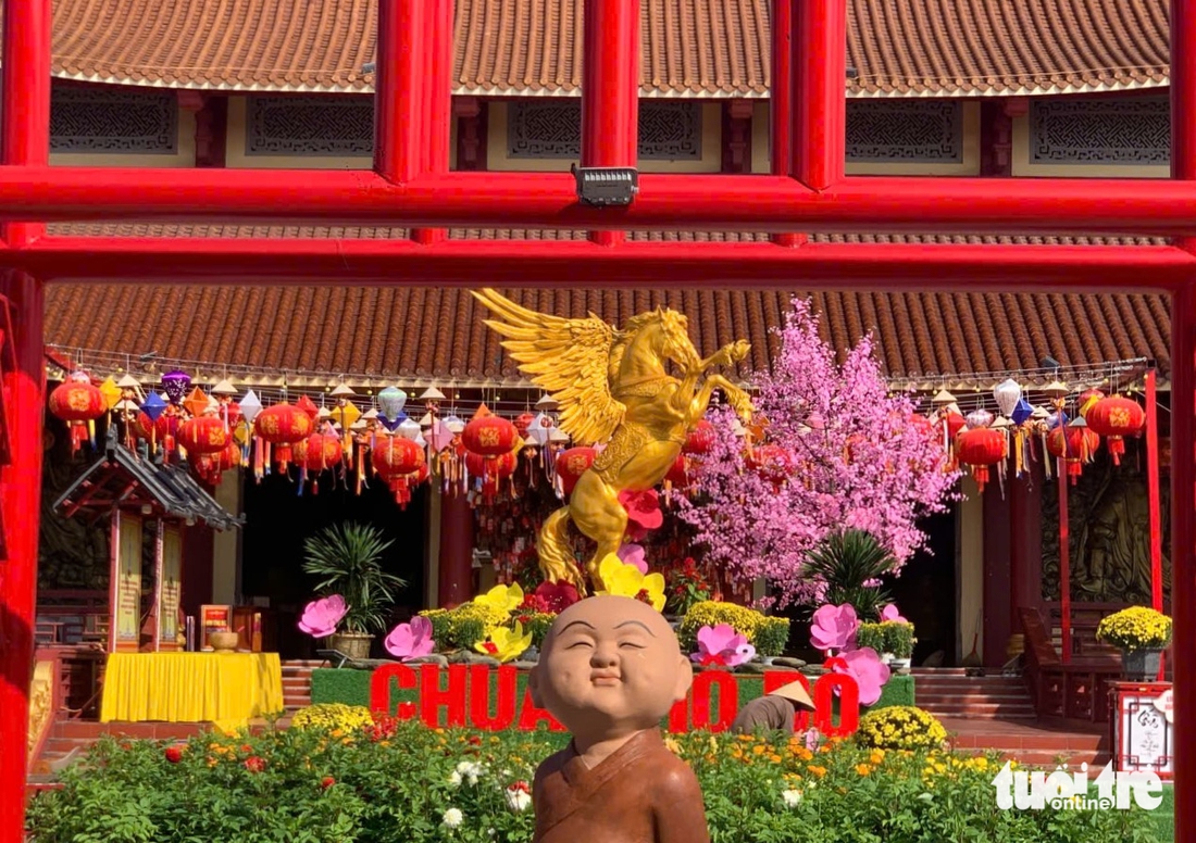 Ngắm linh vật ngựa vàng tung cánh trong ngôi chùa nổi tiếng ở Hà Tĩnh - Ảnh 2.