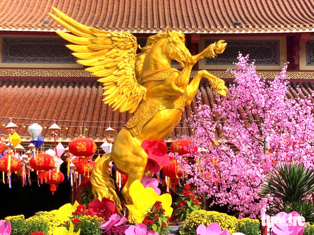 Ngắm linh vật ngựa vàng tung cánh trong ngôi chùa nổi tiếng ở Hà Tĩnh - Ảnh 3.