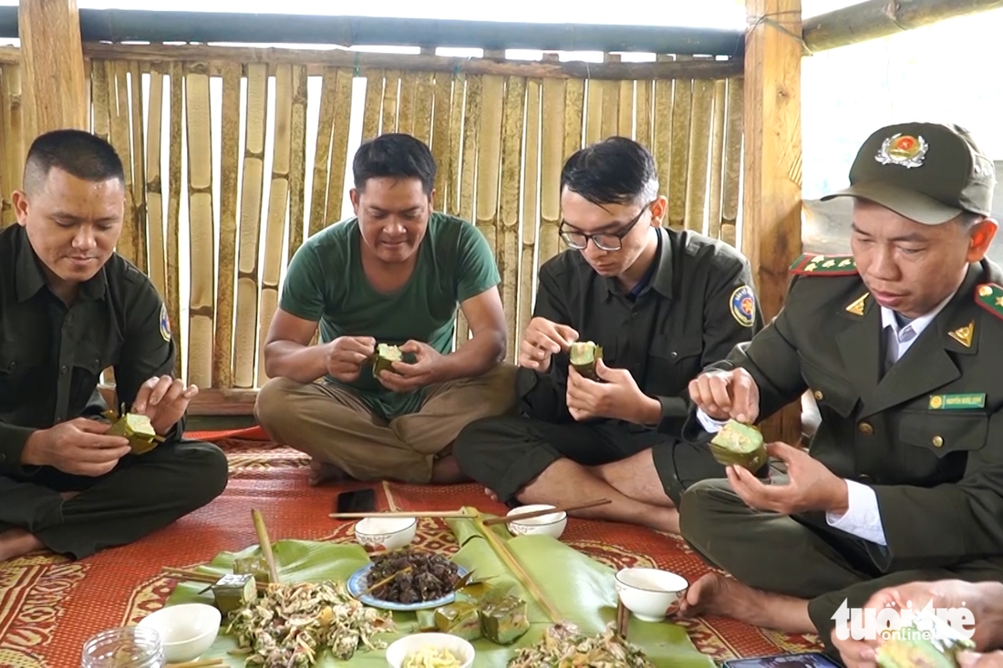 Những người thầm lặng 'ăn Tết rừng' để bảo vệ màu xanh nơi biên viễn - Ảnh 4.