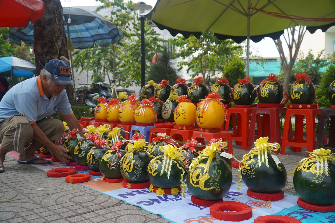 Khắc dưa hấu chưng Tết, kiếm 4 - 5 triệu đồng mỗi ngày - Ảnh 4.