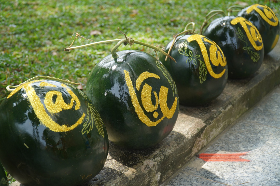 Khắc dưa hấu chưng Tết, kiếm 4 - 5 triệu đồng mỗi ngày - Ảnh 9.