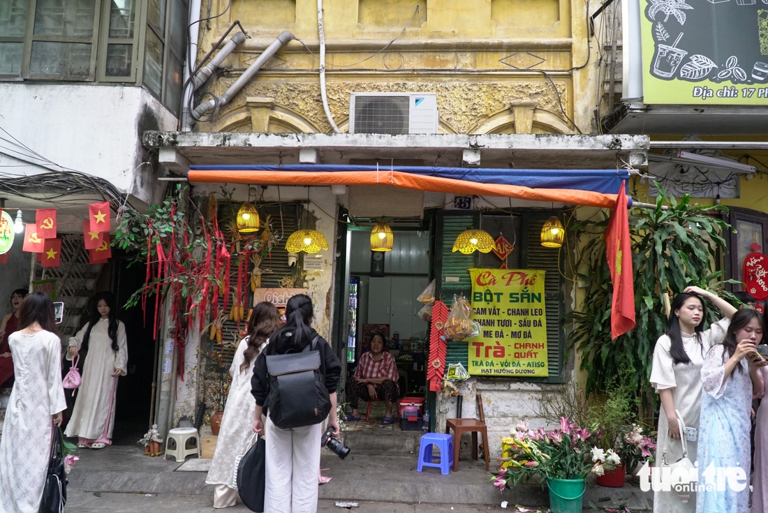 Quán trà đá vỉa hè có gì mà nàng thơ chen chân chụp ảnh? - Ảnh 4.