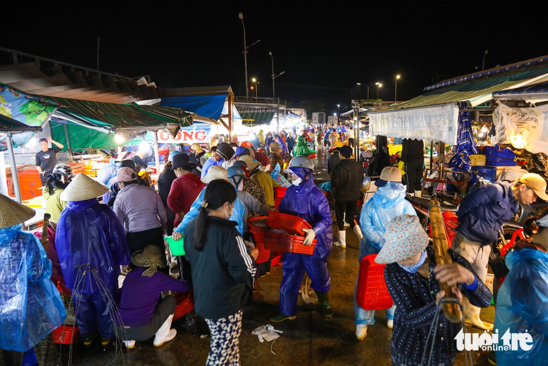 Thị trường cá thu ở Đà Nẵng nhộn nhịp trước Tết, giá thế nào? - Ảnh 7.