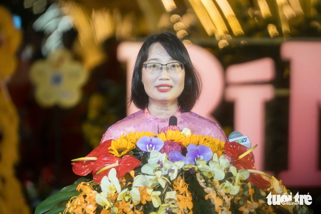 Trải nghiệm phiên bản đêm của đường hoa Nguyễn Huệ Tết Bính Ngọ 2026 sau lễ khai mạc - Ảnh 2.