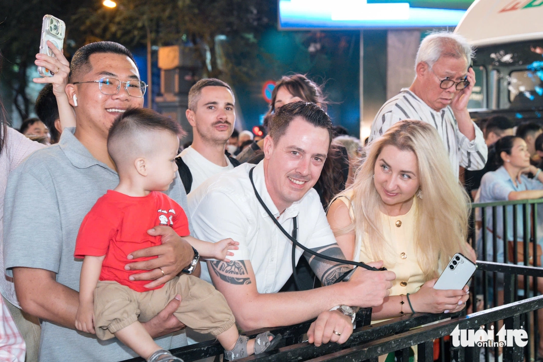 đường hoa Nguyễn Huệ - Ảnh 4.