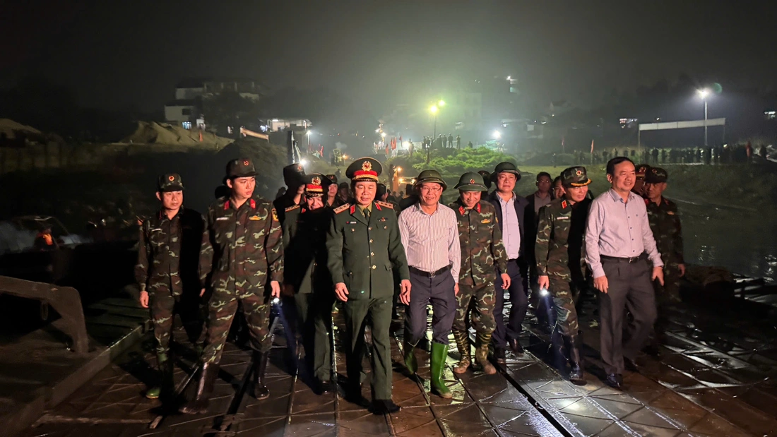Lắp cầu phao sông Lô 'thần tốc', đại tướng Phan Văn Giang gửi thư biểu dương các lực lượng tham gia - Ảnh 4.