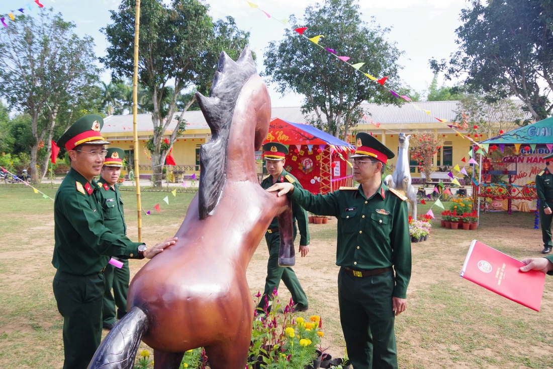 Độc lạ bếp nấu bánh chưng hình tên lửa đạn đạo, tàu ngầm, xe tăng... - Ảnh 9.
